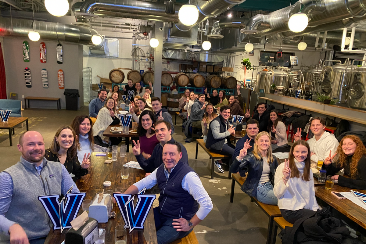 Large group of alumni in a bar