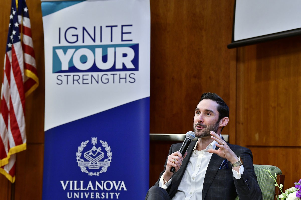 Keith Jones speaking at the IYS event on April 15, 2026