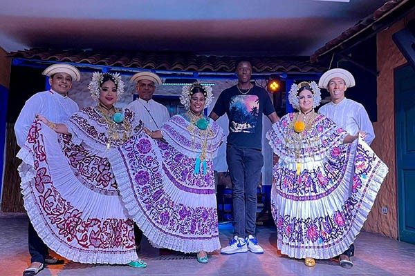 Students enjoy seeing traditional Panamanian dancers