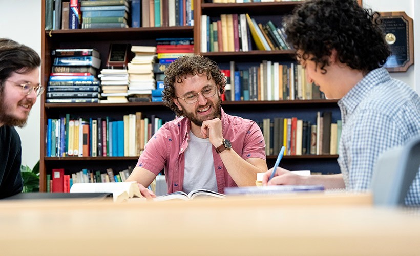 Students work together.