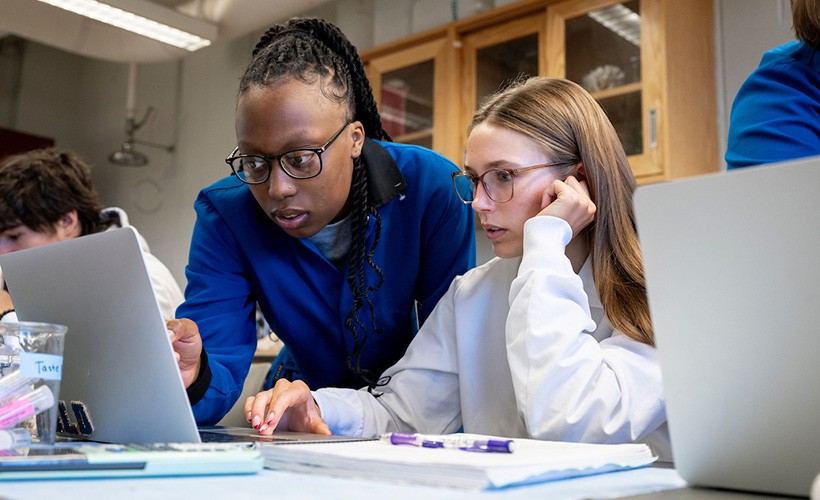 Students work in a lab.
