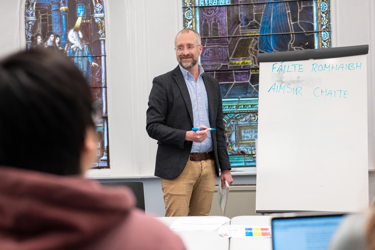 Jonathan O'Neill teaches a class of Irish Studies students. image of Jonathan O'Neill teaching a class