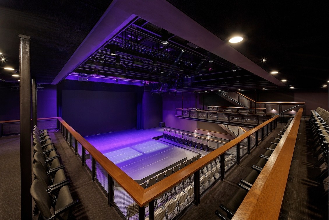 CL0614b_N3897 two people in the courtyard theatre