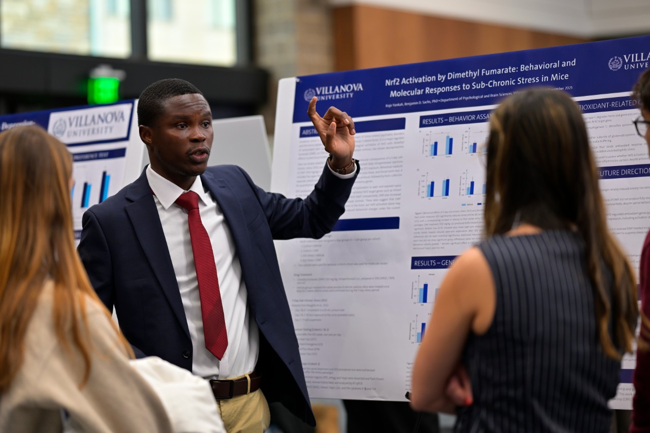 Man speaking to students about his research