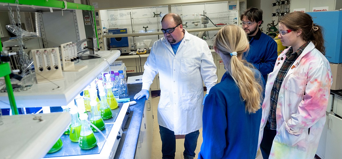 Faculty instructing students in a biology lab Faculty instructing students in a biology lab