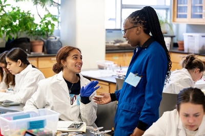 SLLC-STEM graduate student mentoring undergraduate students in a lab