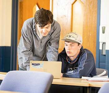 two male VUnited students at a computer